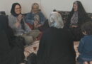 Donne riunite in un ambiente domestico durante un momento di dialogo e condivisione culturale in contesto mediorientale