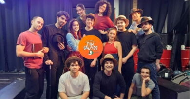 Tom Sawyer il Musical cast giovane in posa sul palco durante le prove a Sondrio prima del debutto e della data al Teatro Blu di Milano