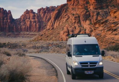 Van durante Tour Stati Uniti Ovest tra canyon rossi in Arizona, viaggio on the road nei parchi americani