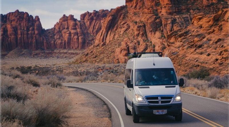 Van durante Tour Stati Uniti Ovest tra canyon rossi in Arizona, viaggio on the road nei parchi americani