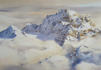 Water and Peaks mostra Milano 2026: acquerello di Silvia De Bastiani con vetta alpina innevata che emerge dalle nuvole, paesaggio delle Alpi italiane.