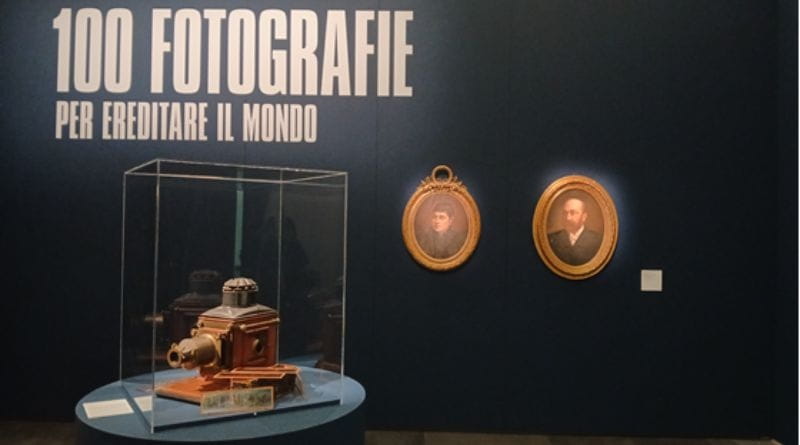 Mostra 100 fotografie per ereditare il mondo al MUDEC di Milano con antica macchina fotografica in esposizione