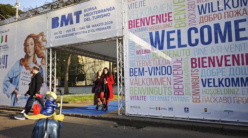 Ingresso BMT Borsa Mediterranea del Turismo alla Mostra d’Oltremare di Napoli durante l’edizione 2026 con visitatori all’ingresso della fiera
