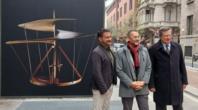 Tre rappresentanti del progetto posano accanto a un’installazione di Light Stencils Milano presso la stazione Sant’Ambrogio, vicino al Museo Nazionale Scienza e Tecnologia.