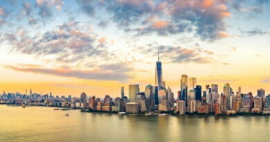Skyline di New York al tramonto visto dal fiume, viaggio da Milano ad aprile tra Manhattan e quartieri iconici