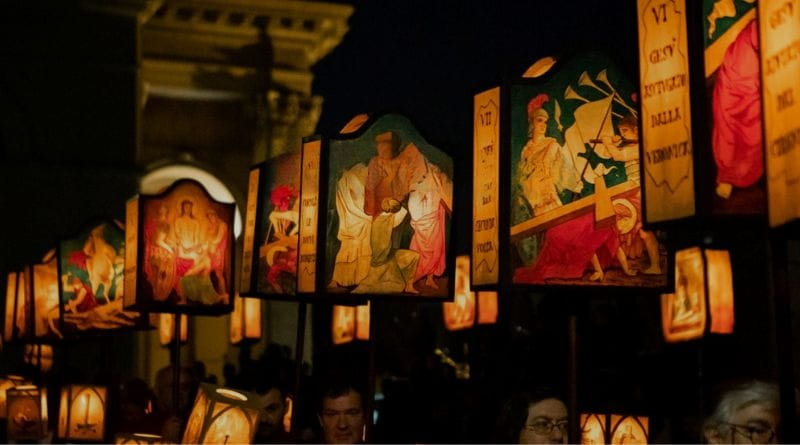 Trasparenze illuminate durante le processioni storiche di Mendrisio nella Settimana Santa nel Mendrisiotto, Canton Ticino.
