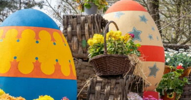 Uova decorate nel villaggio delle uova a Pavia con fiori primaverili in parco vicino Milano