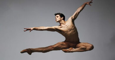 Roberto Bolle in salto durante Roberto Bolle and Friends a Milano al Teatro Arcimboldi