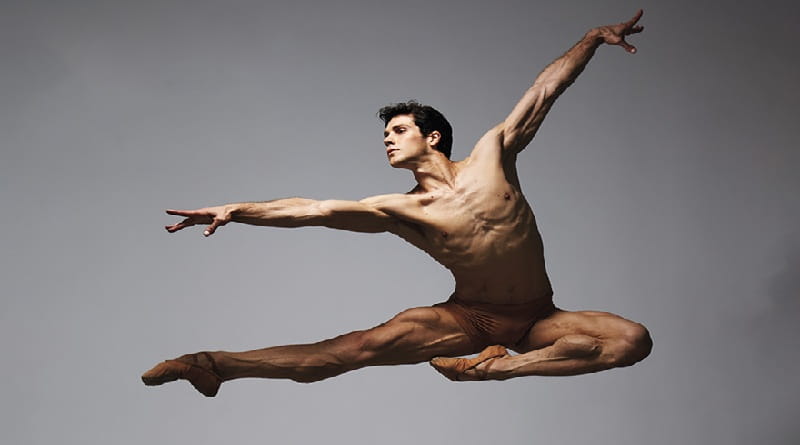 Roberto Bolle in salto durante Roberto Bolle and Friends a Milano al Teatro Arcimboldi