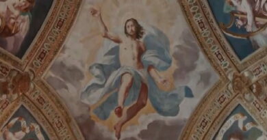 Affresco della chiesa della Certosa di Garegnano a Milano con scena sacra dipinta sul soffitto durante la visita guidata