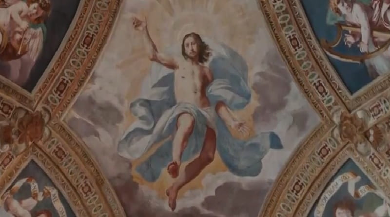 Affresco della chiesa della Certosa di Garegnano a Milano con scena sacra dipinta sul soffitto durante la visita guidata