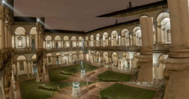 Cortile della Pinacoteca Ambrosiana Milano con portici e arcate rinascimentali illuminate nel centro storico