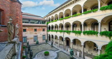 cortile interno del Palazzo di Brera a Milano con portici e statue nella Pinacoteca di Brera