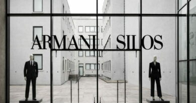 Armani Silos Milano interno con abiti iconici esposti durante visita guidata nel museo di Giorgio Armani