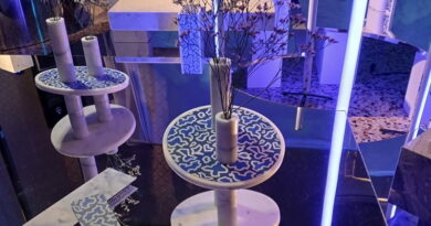 Veins of Blue a Palazzo Litta Milano Design Week 2026, tavolini in marmo con inserti blu in laminato design Claudio Larcher