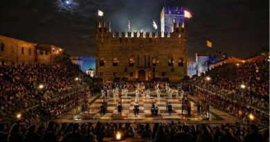 Notte degli Scacchi viventi a Marostica, partita con figuranti in costume medievale nella piazza illuminata
