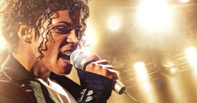 Michael al cinema: Michael Jackson canta dal vivo durante un concerto con luci sceniche, simbolo della sua energia e delle performance iconiche
