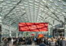 Ingresso Salone del Mobile 2026 Milano con visitatori e struttura moderna durante evento design internazionale