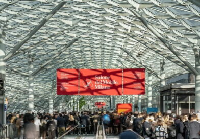 Ingresso Salone del Mobile 2026 Milano con visitatori e struttura moderna durante evento design internazionale