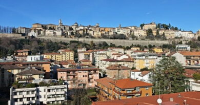 Vista panoramica di Bergamo Città Alta con mura venete e centro storico durante gita in giornata a Bergamo nascosta