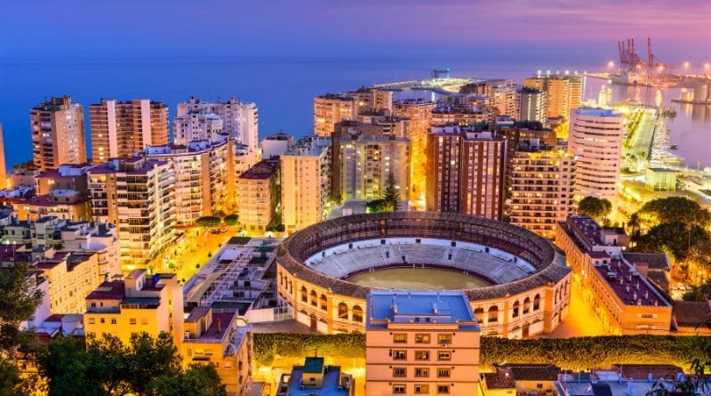 Vista panoramica di Malaga al tramonto con arena e porto, tappa del tour Andalusia da Malaga tra città e mare