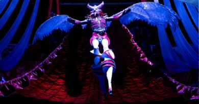 Artista sospeso in scena durante ÂME spettacolo Milano al Teatro Arcimboldi, con costume alato ispirato all’inferno di Dante