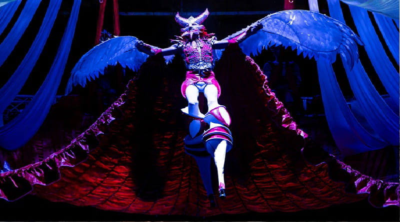 Artista sospeso in scena durante ÂME spettacolo Milano al Teatro Arcimboldi, con costume alato ispirato all’inferno di Dante