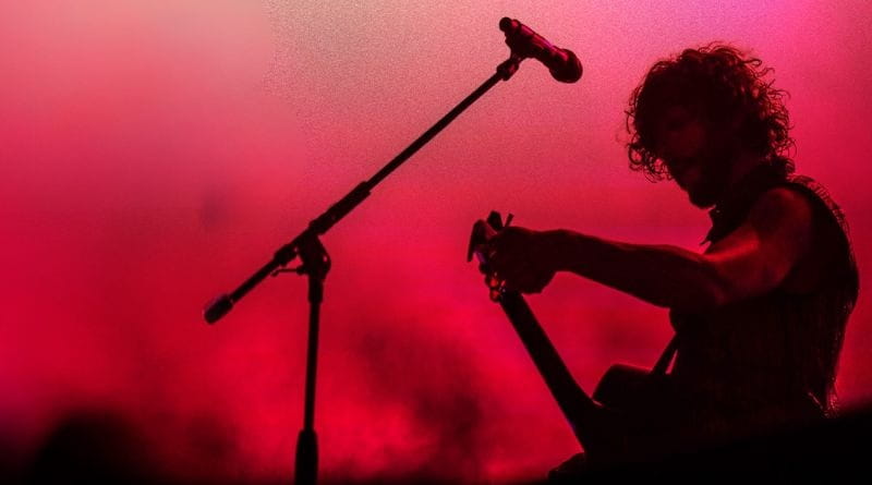 Ermal Meta live 2026 durante un concerto del tour nei club italiani tra Milano, Padova e Venaria Reale