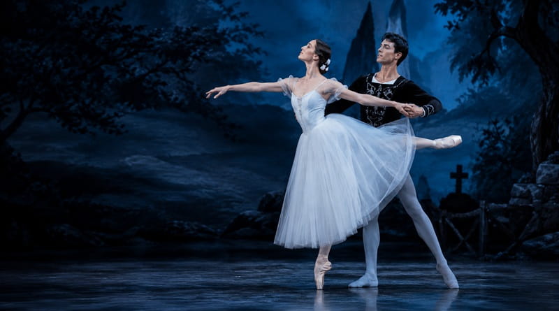 Ballerini durante Giselle al Castello Sforzesco di Milano, spettacolo di balletto classico dell’Estate al Castello 2026 sotto le stelle.