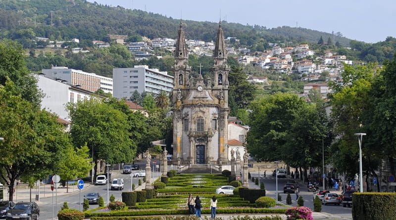 Vista panoramica del centro storico di Guimarães in Portogallo con il santuario e i giardini urbani patrimonio UNESCO.