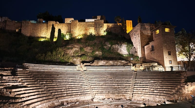 Alcazaba e teatro romano di Malaga di notte, simboli storici durante un viaggio tra mare e cultura
