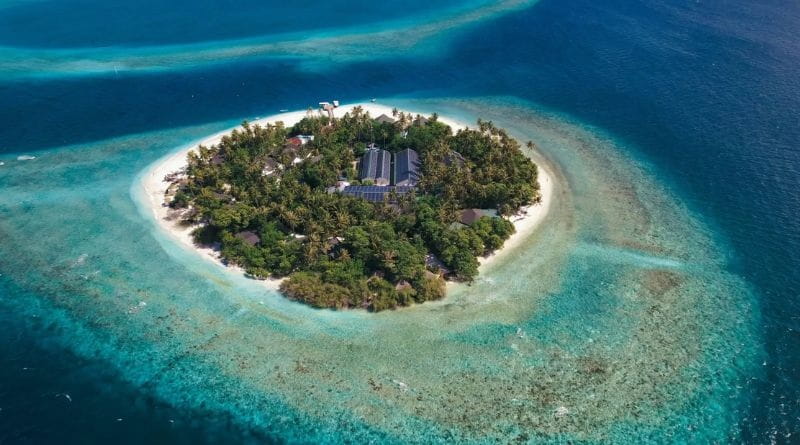Vista aerea del Malahini Kuda Bandos alle Maldive con laguna turchese e resort immerso nell’atollo di Male Nord