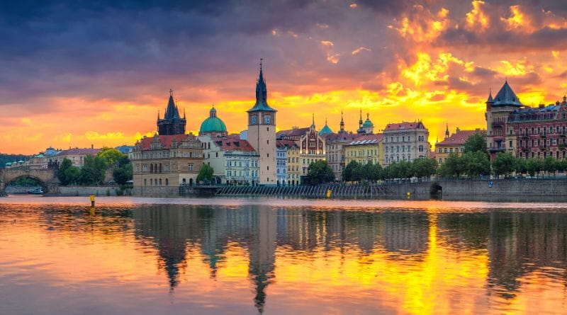 Vista panoramica di Praga al tramonto con il fiume Moldava, il Ponte Carlo e il centro storico della capitale ceca durante un weekend low cost a Praga