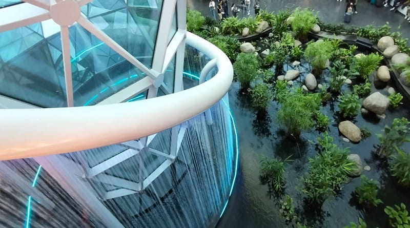 Giardino tropicale interno dell’Hamad International Airport di Doha durante il viaggio verso Delhi in India, tra architettura futuristica, cascate artificiali e natura sospesa nel deserto del Qatar