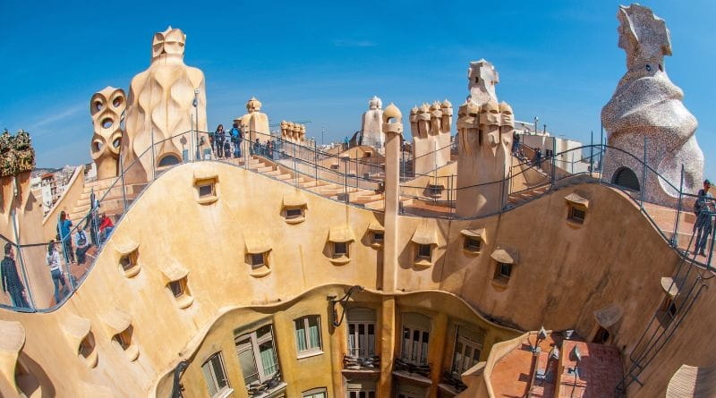 Terrazza della Casa Milà a Barcellona progettata da Antoni Gaudí, una delle attrazioni più visitate durante un weekend a Barcellona