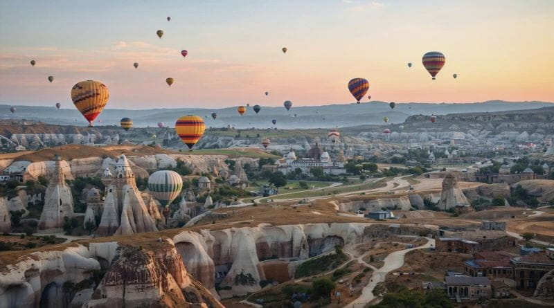 Mongolfiere all’alba sopra la Cappadocia in Turchia con camini delle fate e paesaggi rocciosi durante un tour organizzato