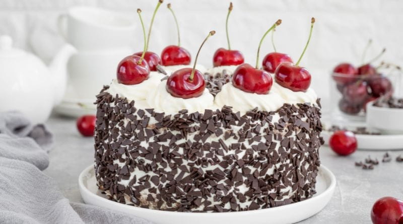 Torta della Foresta Nera tradizionale con ciliegie e cioccolato durante un viaggio tra Germania e Foresta Nera.