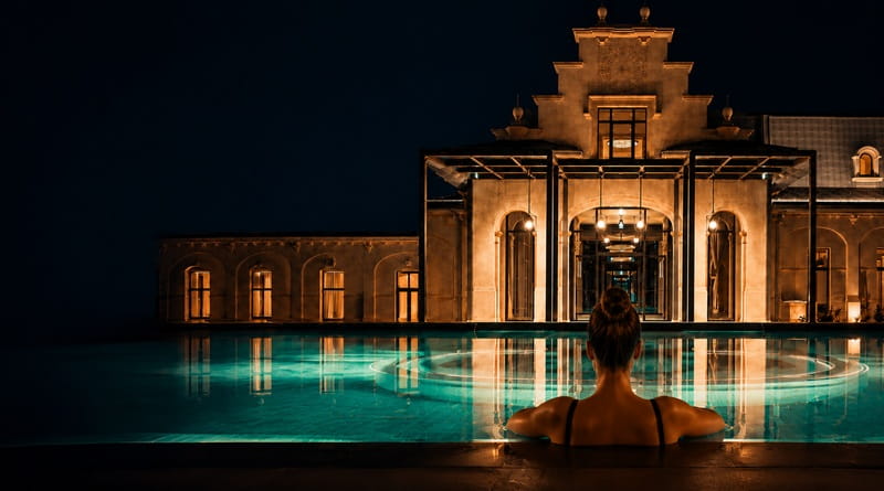 Terme De Montel Milano di sera con piscina termale illuminata durante il Longevity Rave dedicato a benessere, relax e musica