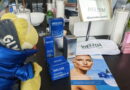 Geco Gaudenzio osserva prodotti Weleda skincare naturale Exo Boost durante evento benessere per pelle luminosa
