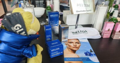 Geco Gaudenzio osserva prodotti Weleda skincare naturale Exo Boost durante evento benessere per pelle luminosa