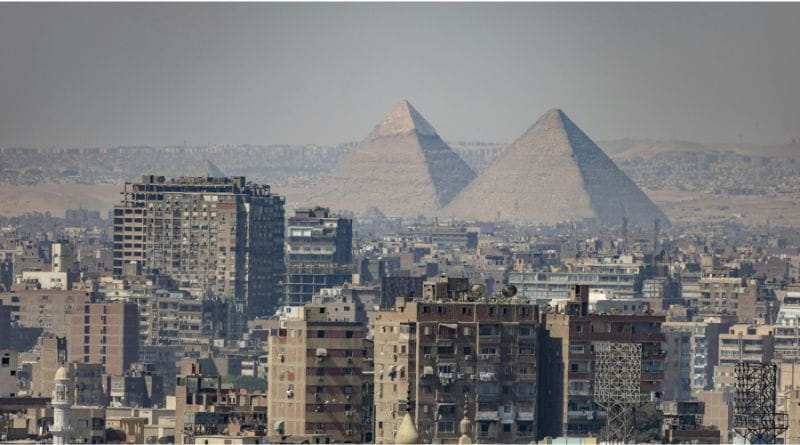 Vista del Cairo con le Piramidi di Giza sullo sfondo durante un viaggio di 4 giorni nella capitale dell'Egitto