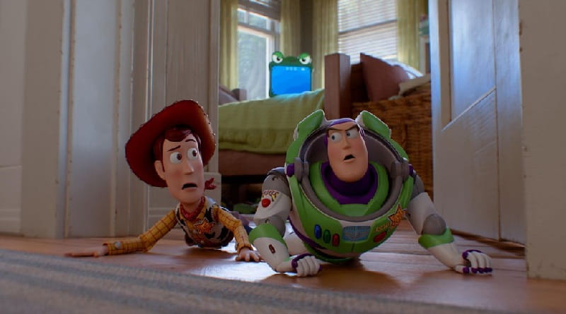 Woody e Buzz Lightyear osservano Lilypad, il nuovo tablet protagonista di Toy Story 5