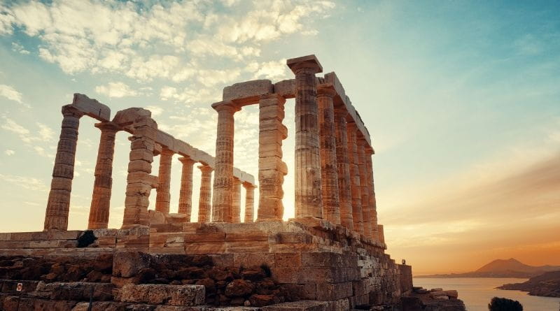 Tempio di Poseidone a Capo Sunio vicino ad Atene al tramonto, uno dei luoghi più affascinanti da visitare durante un weekend ad Atene
