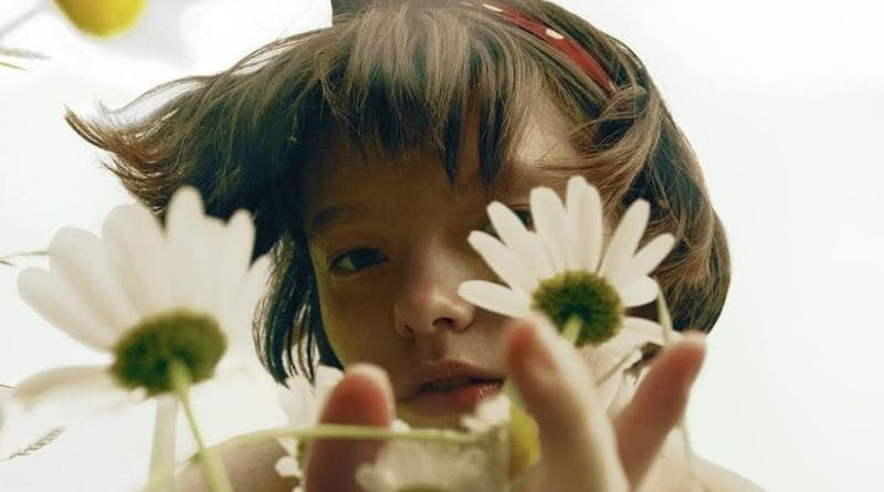 Le margherite sanno aspettare di Roberta Schira, dettaglio della copertina con bambina e fiori di margherita.