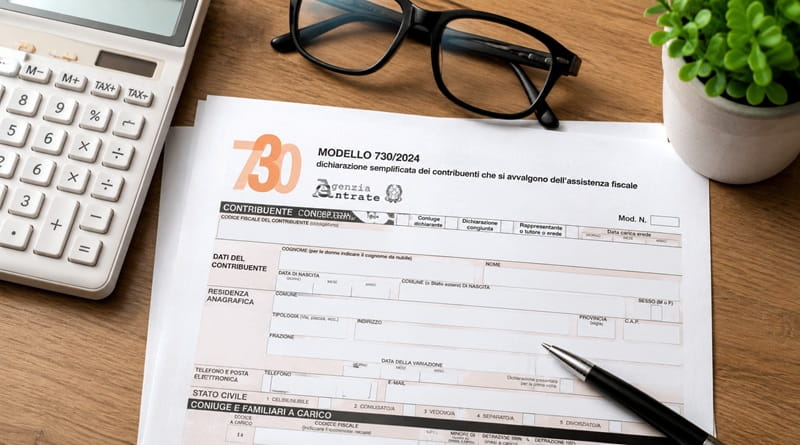 Modello 730 per la dichiarazione dei redditi 2026 con documenti fiscali, calcolatrice e occhiali su una scrivania