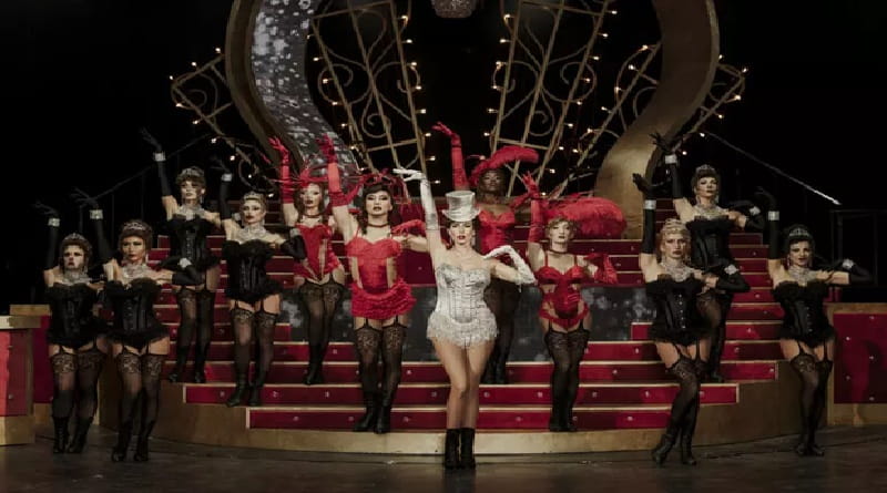 Moulin Rouge! Il Musical a Milano, cast in costume durante una scena dello spettacolo al Sistina Chapiteau