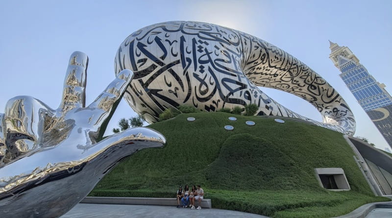 Museo Futuro Dubai con la celebre architettura ad anello e le calligrafie arabe, tappa del diario di viaggio tra deserto, tecnologia e futuro negli Emirati Arabi Uniti