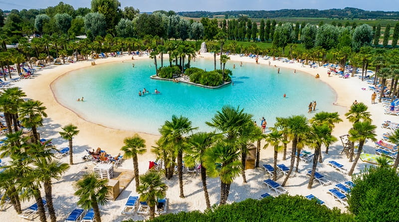 Laguna tropicale con palme e spiaggia bianca al Parco Cavour di Valeggio sul Mincio