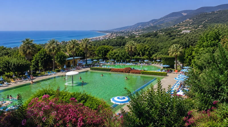 Le Terme Luigiane offrono relax, piscine termali e una splendida vista sulla Riviera dei Cedri, una delle zone più affascinanti della Calabria. 🦎♨️🌊