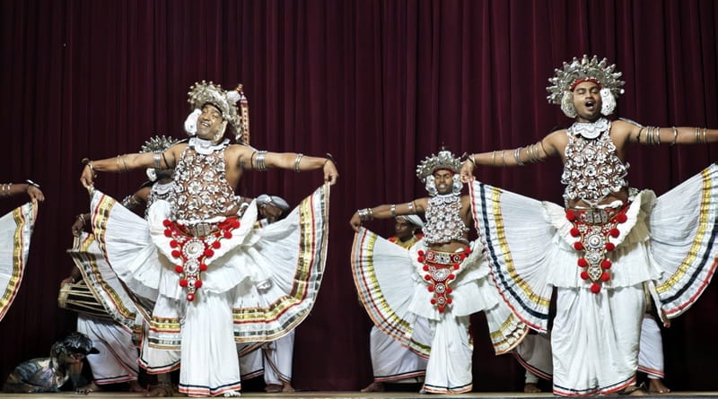 Danze kandiane tradizionali a Kandy, Sri Lanka, con costumi cerimoniali e musica dal vivo, protagoniste del diario di viaggio di Geco Gaudenzio nel cuore spirituale dell'isola.